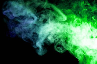 Kalın renkli duman mavi ve yeşil bir siyah arka plan izole. Arka plandan vape duman