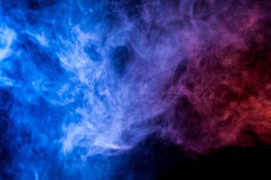 Renkli pembe ve mavi siyah bir duman arka plan izole. Vap duman arka plan