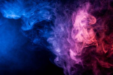 Mavi ve mor siyah adam üzerinde duman