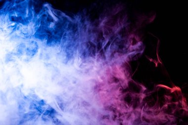 Mavi ve mor bulut duman siyah arka plan izole. Vap duman arka plan