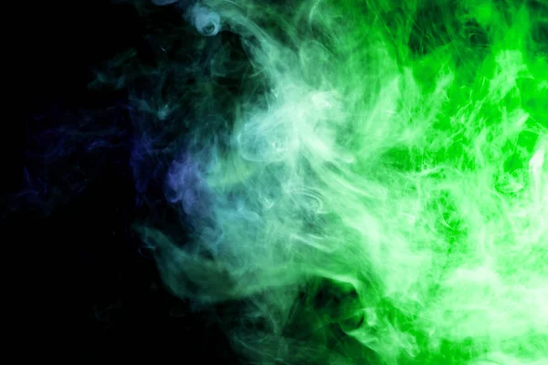 色鮮やかな緑と青の黒い煙は 背景を分離しました Vap の煙から背景 — ストック写真