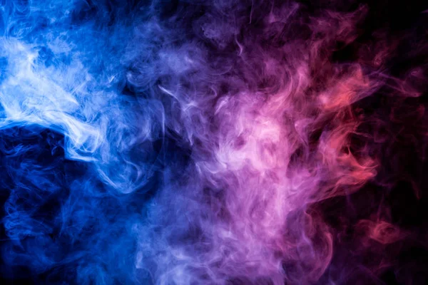 Mavi ve mor siyah adam üzerinde duman