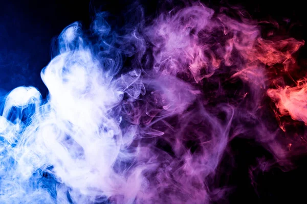 黑色背景上的蓝色和紫色烟雾 — 图库照片