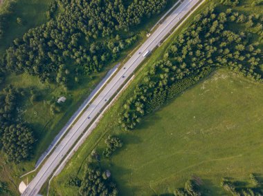 Helikopter dron vurdu. Yol, yeşil çim ile yeşil orman hava fotoğrafçılığı.
