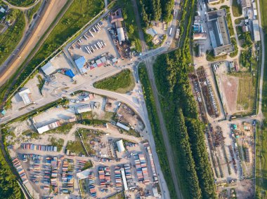 Helikopter dron vurdu. Yukarıdan küçük bir köy, motor yol, yeşil orman ve büyük bir alan üzerinde bir sıcak, güneşli yaz günü görüntüleyin