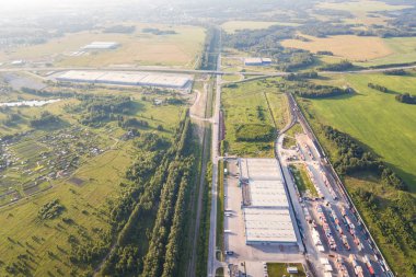 Şehir, ambarlar, yeşil orman ve büyük bir alan Sanayi Bölgesi üstten görünüm bir sıcak, güneşli yaz gününde