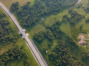 Helikopter dron vurdu. Yol, yeşil çim ile yeşil orman hava fotoğrafçılığı.