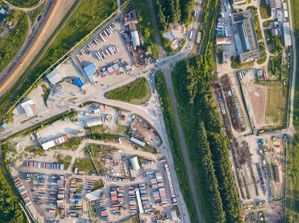 Helikopter dron vurdu. Yukarıdan küçük bir köy, motor yol, yeşil orman ve büyük bir alan üzerinde bir sıcak, güneşli yaz günü görüntüleyin