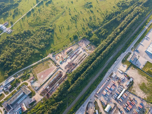 Şehir, ambarlar, yeşil orman ve büyük bir alan Sanayi Bölgesi üstten görünüm bir sıcak, güneşli yaz gününde