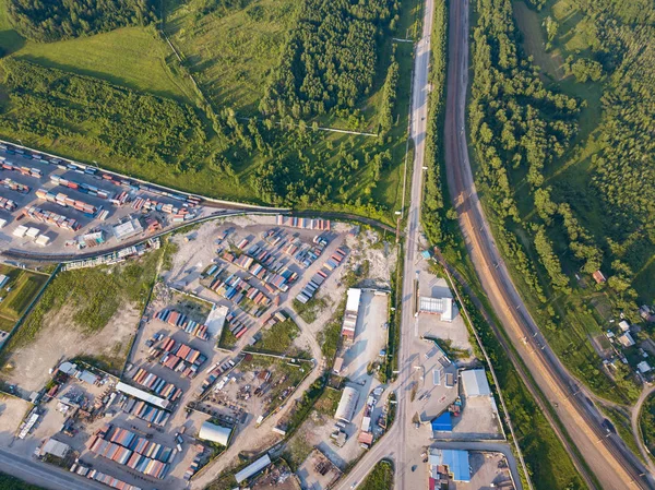 Şehir, ambarlar, yeşil orman ve büyük bir alan Sanayi Bölgesi üstten görünüm bir sıcak, güneşli yaz gününde