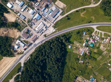 Şehir, ambarlar, yeşil orman ve büyük bir alan Sanayi Bölgesi üstten görünüm bir sıcak, güneşli yaz gününde