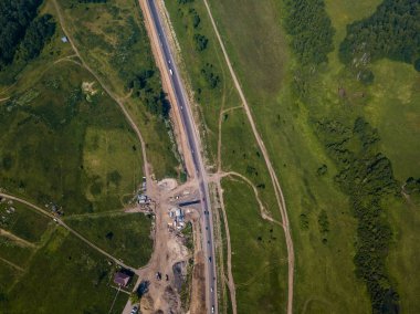 Şehir, ambarlar, yeşil orman ve büyük bir alan Sanayi Bölgesi üstten görünüm bir sıcak, güneşli yaz gününde
