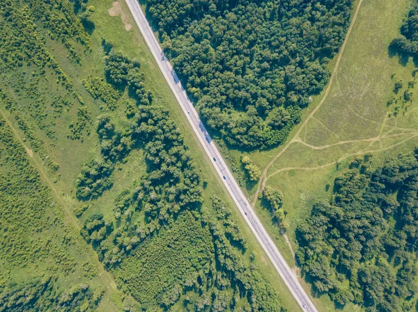 Helikopter dron vurdu. Yol, yeşil çim ile yeşil orman hava fotoğrafçılığı.