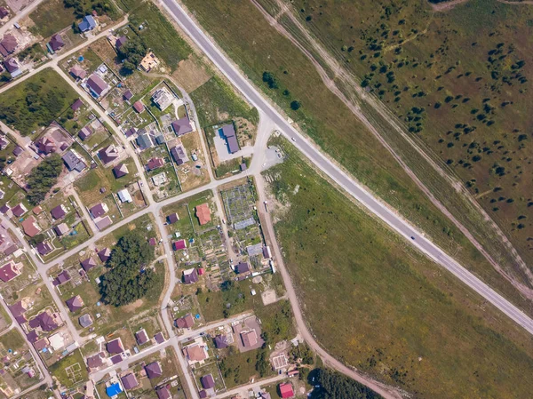 Fotografiando Desde Quadrocopter Gran Pueblo Con Casas Pequeñas Bosque Verde — Foto de Stock