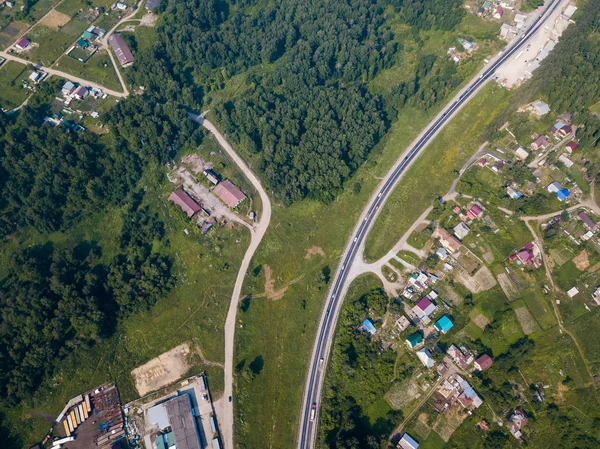 Fotografiando Desde Quadrocopter Gran Pueblo Con Casas Pequeñas Bosque Verde — Foto de Stock