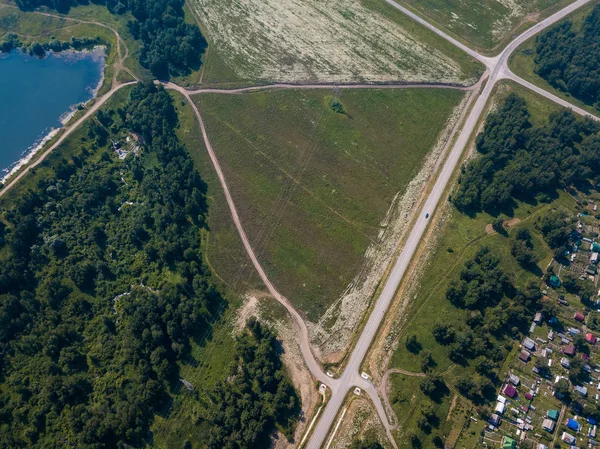 Fotografiando Desde Quadrocopter Gran Pueblo Con Casas Pequeñas Bosque Verde — Foto de Stock