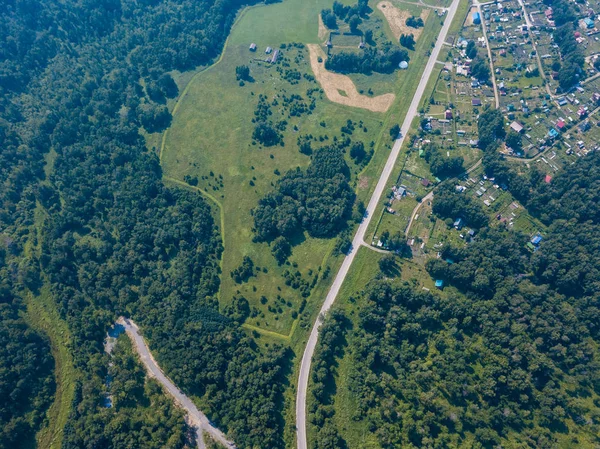 Fotografiando Desde Quadrocopter Gran Pueblo Con Casas Pequeñas Bosque Verde — Foto de Stock