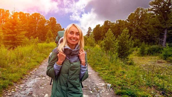 Wanderin Mit Rucksack Lächelt Fröhlich Genießt Eine Wanderung Den Bergen — Stockfoto