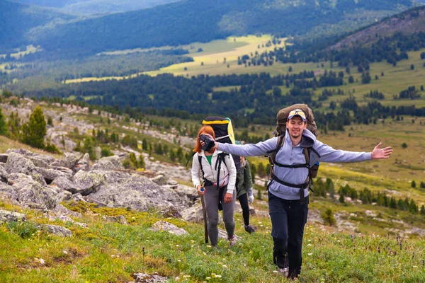 Estilo Vida Viagem Visão Traseira Conceito Sobrevivência Caminhadas Mulheres Homens — Fotografia de Stock