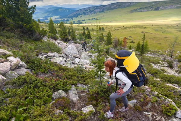 Momento Atmosférico Nas Montanhas Caminhada Mulher Com Mochila Viajante Topo — Fotografia de Stock