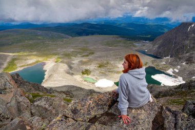 Kadın uzun yürüyüşe çıkan kimse günbatımı dağ tepe cliff manzaraya tadını çıkarın. Şık kadın Hiking. Seyahat yaşam tarzı ve yaşam kavramı arka vie