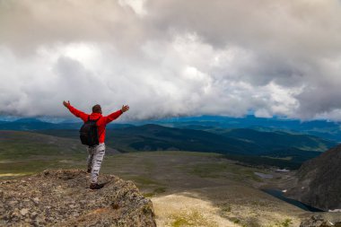 Adam uzun yürüyüşe çıkan kimse günbatımı dağ tepe cliff manzaraya tadını çıkarın. Fotoğrafçı gezgin yüksek mountaint şık adam hiking. Yaşam tarzı ve yaşam kavramı arka profili seyahat