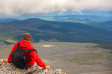 Adam uzun yürüyüşe çıkan kimse günbatımı dağ tepe cliff manzaraya tadını çıkarın. Fotoğrafçı gezgin yüksek mountaint şık adam hiking. Yaşam tarzı ve yaşam kavramı arka profili seyahat