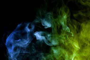 Kalın renkli mavi, yeşil ve sarı siyah bir duman arka plan izole. Vap duman arka plan