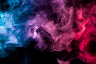 Pembe, mor ve mavi siyah bir duman bulutu arka plan izole. Vap duman arka plan