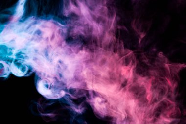 Pembe, mor ve mavi bulut üzerinde siyah izole adam duman