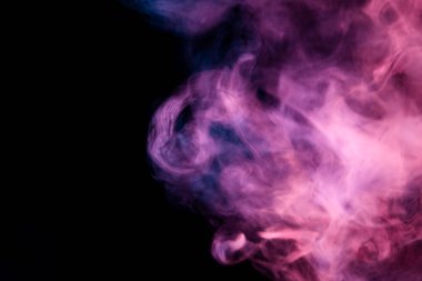 Renkli pembe, mavi ve kırmızı siyah bir duman arka plan izole. Vap duman arka plan