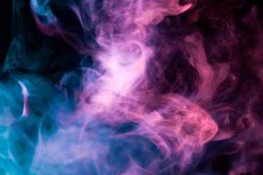 Yoğun çok renkli duman mavi, pembe ve mor renkler bir siyah arka plan izole. Duman vap arka plan