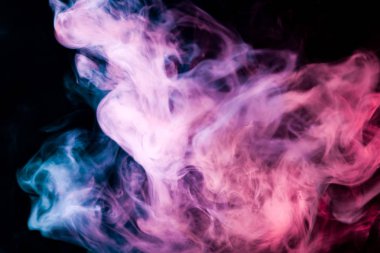 Yoğun çok renkli duman mavi, pembe ve mor renkler bir siyah arka plan izole. Duman vap arka plan