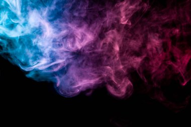 Pembe, mor ve mavi bulut duman siyah arka plan izole. Vap duman arka plan