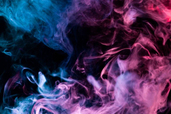 Pembe, mor ve mavi siyah bir duman bulutu arka plan izole. Vap duman arka plan