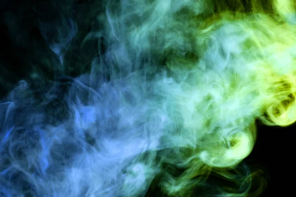 黑色隔离背景上的绿色 黄色和蓝色云烟雾 — 图库照片