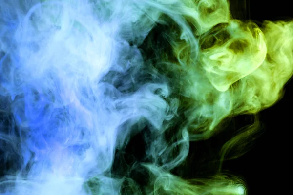 彩色绿色和蓝色烟雾在黑色孤立的背景 Vap 的烟雾背景 — 图库照片
