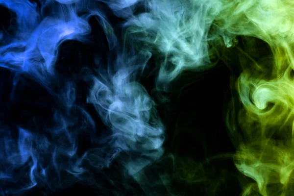 色鮮やかな緑と青の黒い煙は 背景を分離しました Vap の煙から背景 — ストック写真