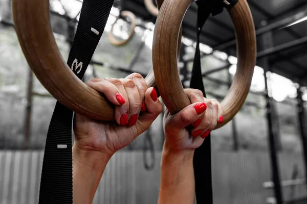 Γκρο Πλαν Νεαρή Γυναίκα Που Κρέμεται Στο Γυμναστήριο Δαχτυλίδια Χέρια — Φωτογραφία Αρχείου