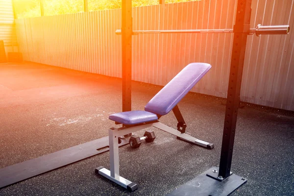 Sıra Sıkıştırma Spor Salonunda Egzersiz Için Bir Bar Mavi Koltuk — Stok fotoğraf