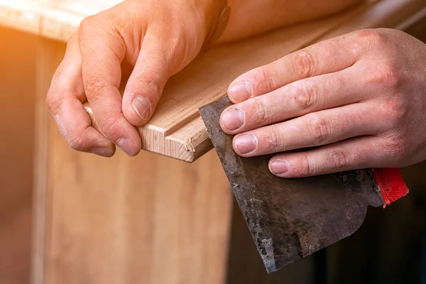Nahaufnahme Eines Tischlers Arbeitskleidung Der Ein Holz Mit Einem Spachtel — Stockfoto