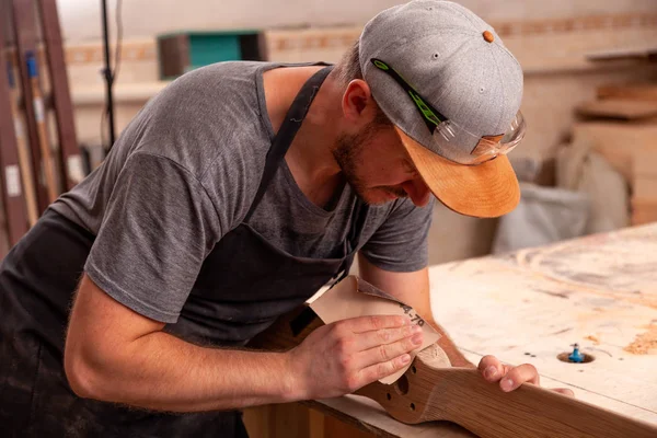 Erfahrener Tischler Arbeitskleidung Und Kleinunternehmer Der Der Holzwerkstatt Arbeitet Verwendet — Stockfoto