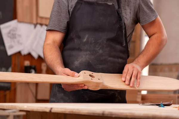 Carpinteiro Experiente Roupas Trabalho Pequeno Proprietário Buiness Trabalhando Madeira Segurando — Fotografia de Stock