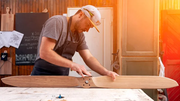 Opplevd Snekker Arbeidsklær Eier Liten Buhet Som Arbeider Verksted Trevirke – stockfoto