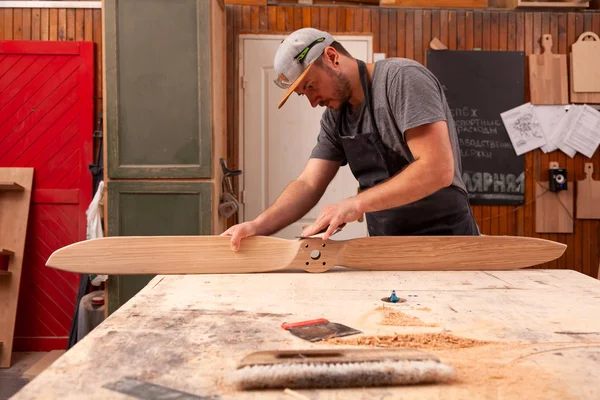 Falegname Esperto Abiti Lavoro Piccolo Proprietario Buiness Che Lavora Laboratorio — Foto Stock