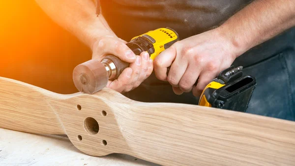Close Jovem Construtor Carpinteiro Equivale Polir Placa Madeira Com Uma — Fotografia de Stock