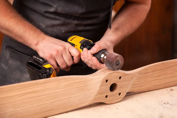 Primer Plano Carpintero Constructor Joven Igual Pule Tablero Madera Con — Foto de Stock