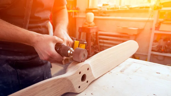 Primo Piano Giovane Costruttore Falegname Equivale Lucida Bordo Legno Con — Foto Stock