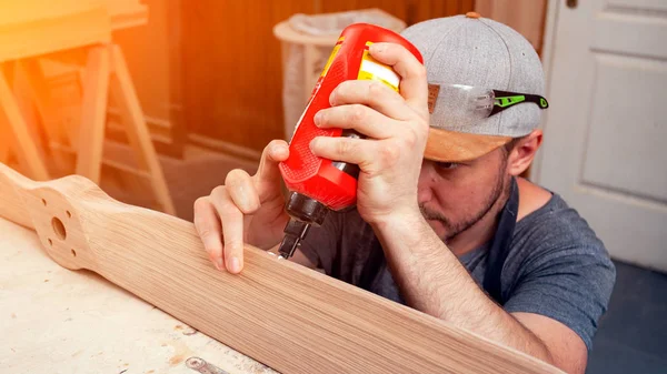 Nahaufnahme Eines Jungen Mannes Bauarbeiter Schreiner Gleich Verleimt Holzbretter Der — Stockfoto