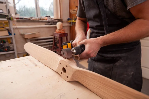 Nahaufnahme Eines Jungen Mannes Baumeister Schreiner Gleicht Polieren Von Holzbrettern — Stockfoto